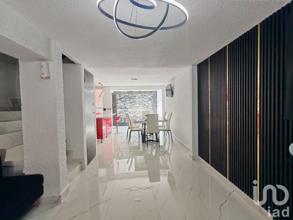 RENTA DE CASA AMUEBLADA FRENTE AL PARQUE EN PRIVADA
