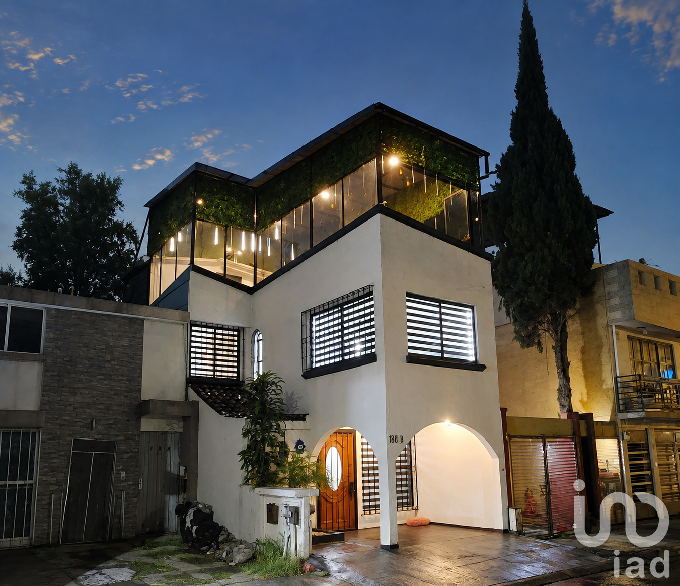 RENTA DE CASA AMUEBLADA FRENTE AL PARQUE EN PRIVADA