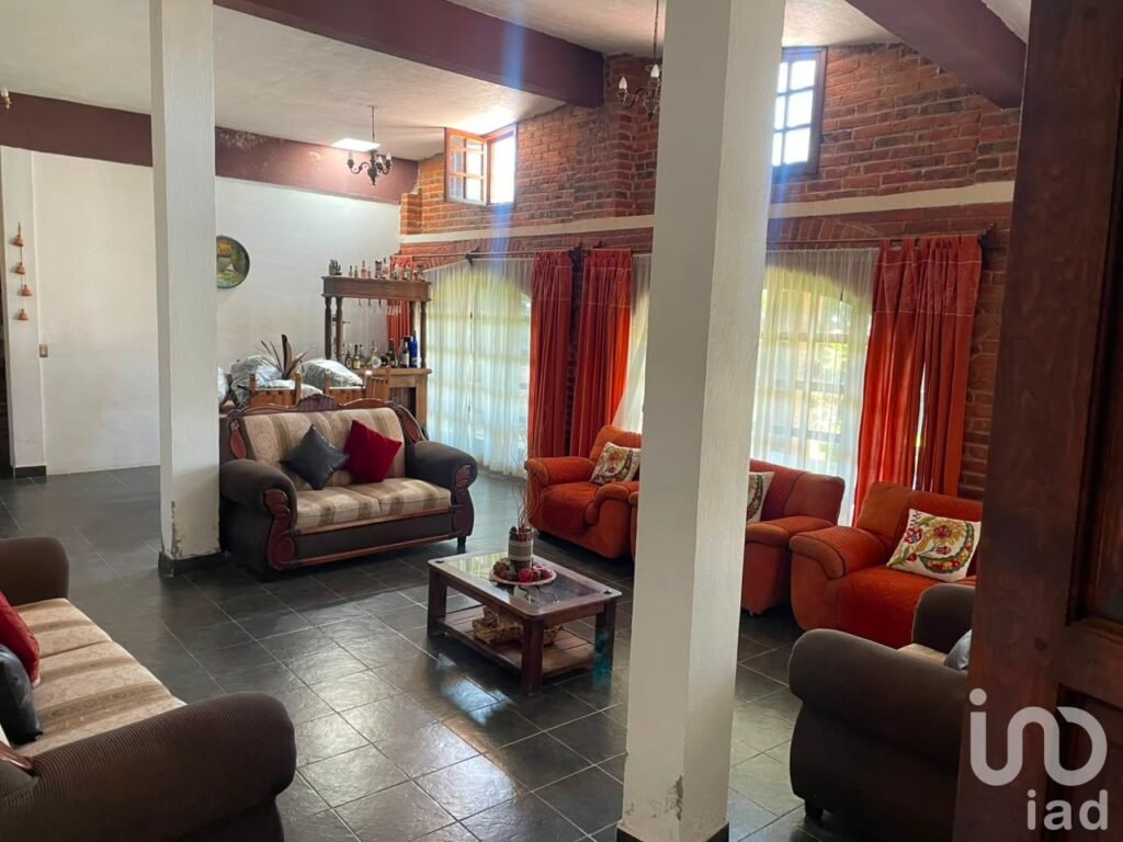 CASA EN VENTA EN CENTRO DE ZEMPOALA. HGO