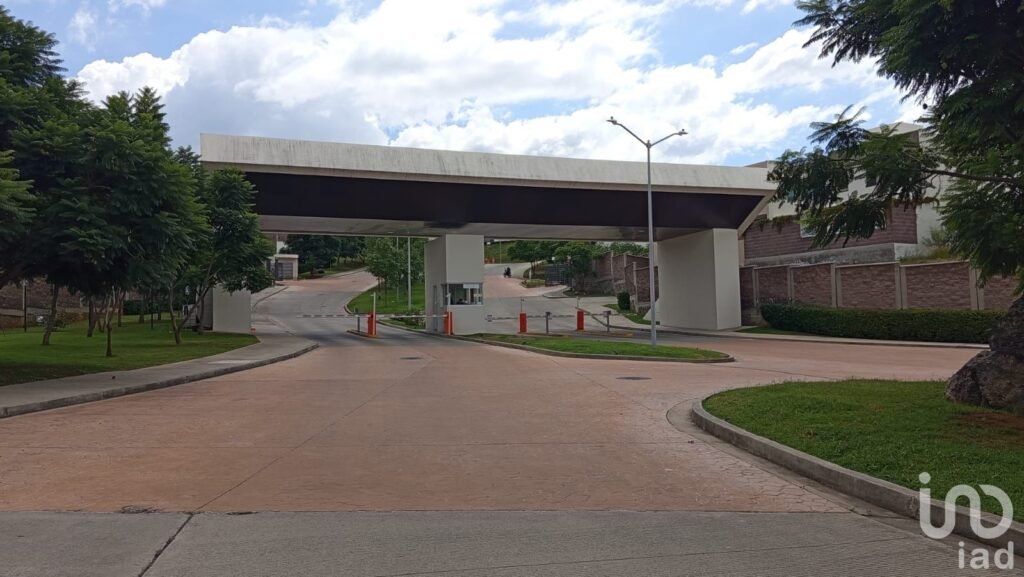Terreno en venta Fracc. Lomalta Tres Marias