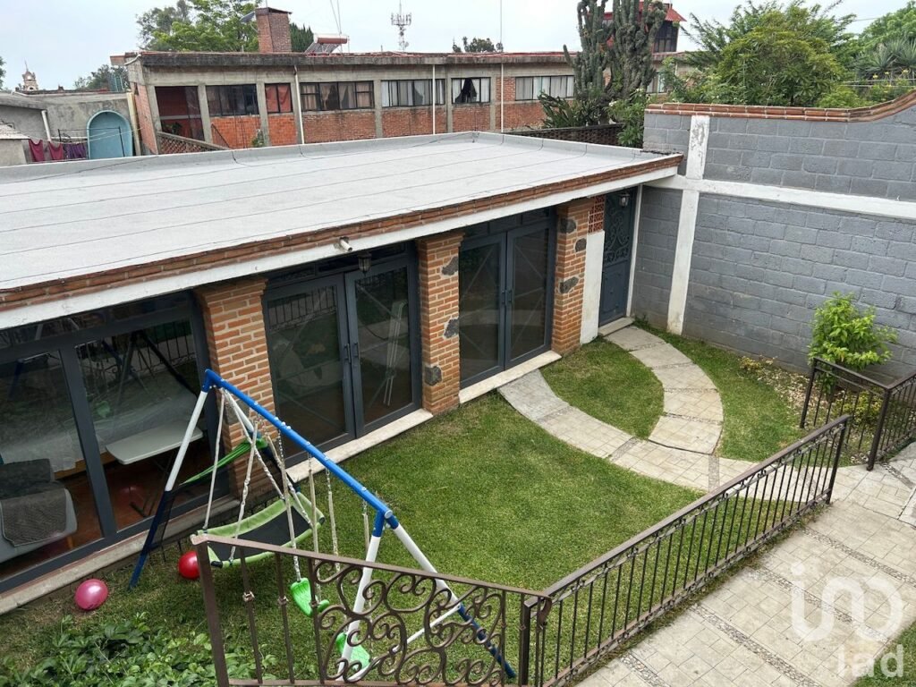 Casa en venta con 3 recámaras y 2 locales comerciales en Ahuatepec