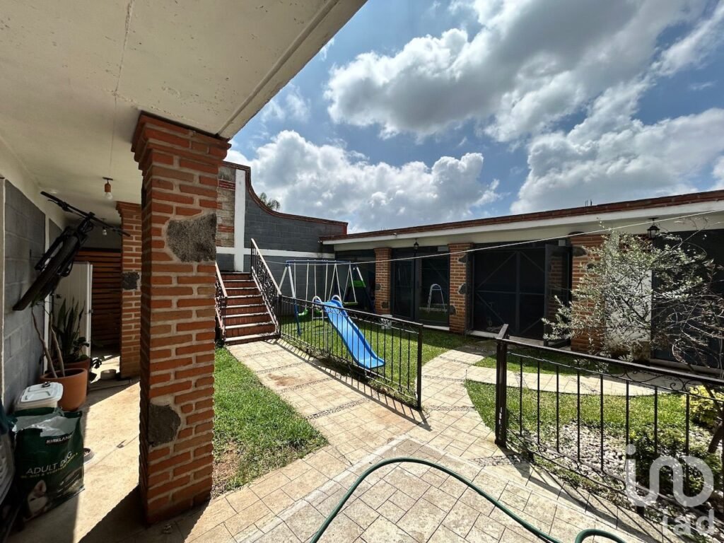 Casa en venta con 3 recámaras y 2 locales comerciales en Ahuatepec