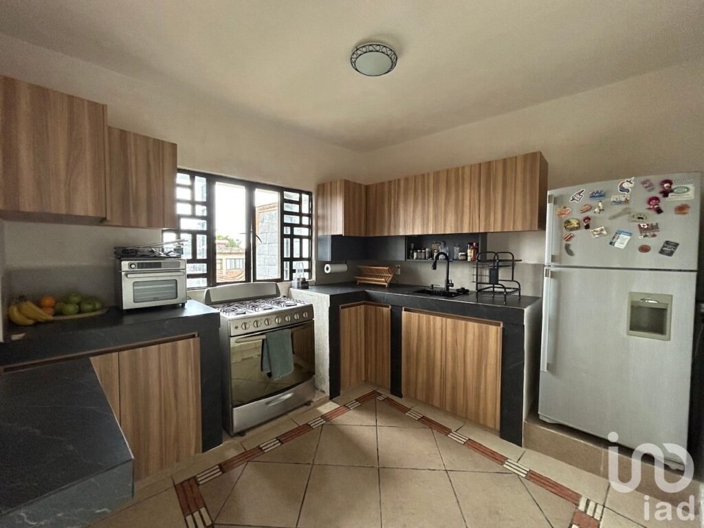 Casa en venta con 3 recámaras y 2 locales comerciales en Ahuatepec