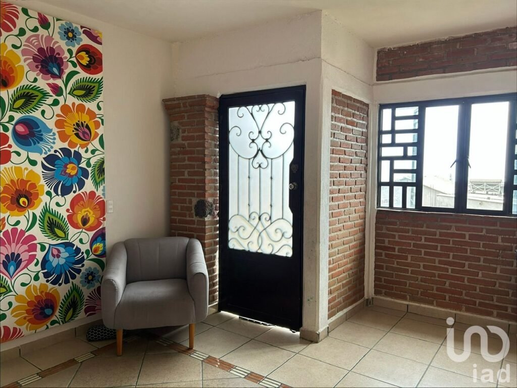 Casa en venta con 3 recámaras y 2 locales comerciales en Ahuatepec