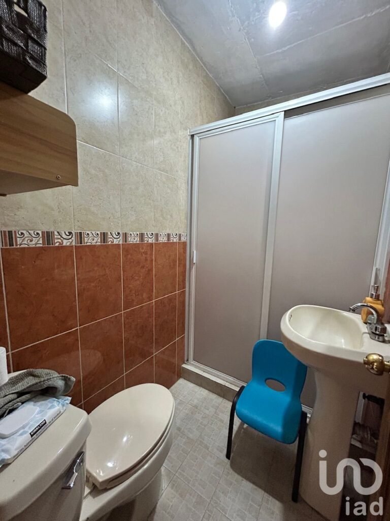 Casa en venta con 3 recámaras y 2 locales comerciales en Ahuatepec