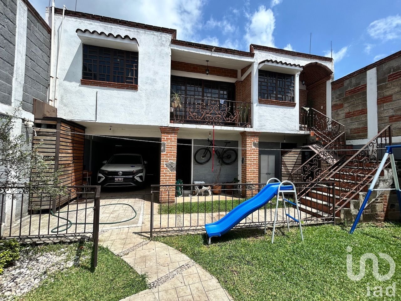 Casa en venta con 3 recámaras y 2 locales comerciales en Ahuatepec