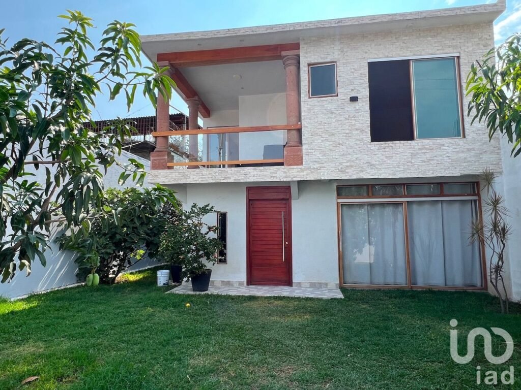 Casa en venta, a 5 minutos de plazas Galerías y Tulipanes en Cuernavaca
