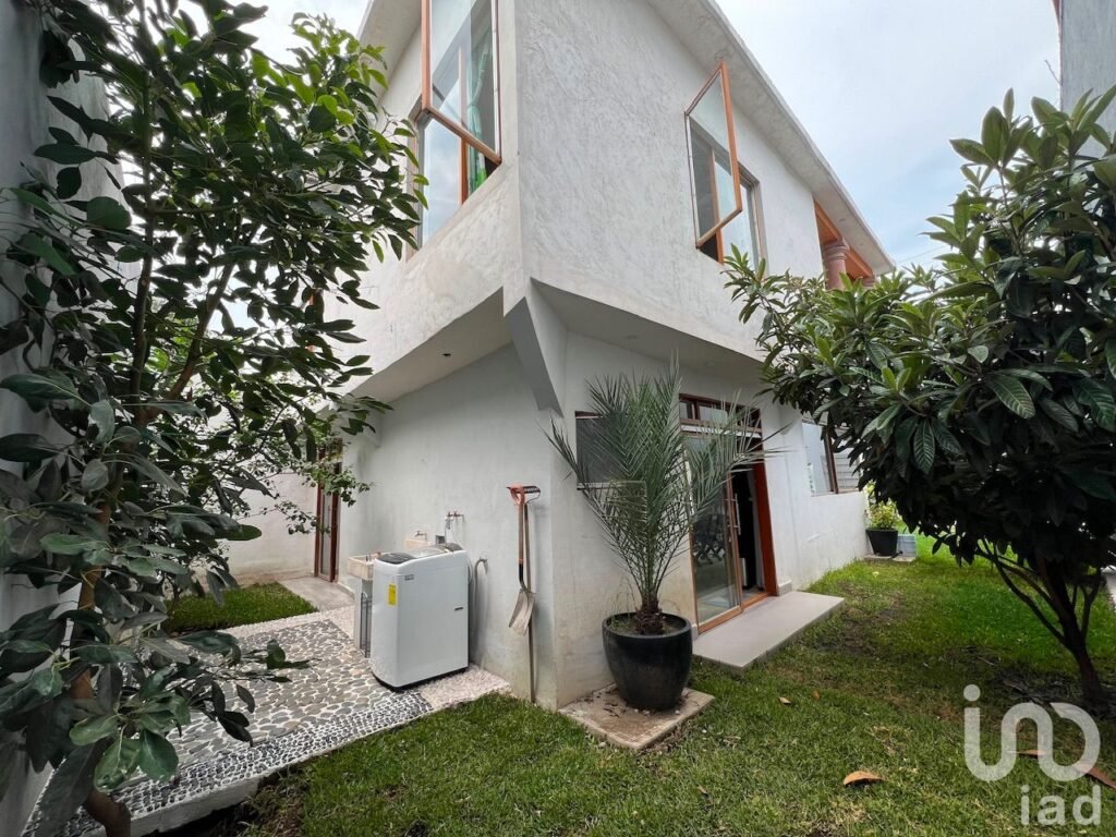 Casa en venta, a 5 minutos de plazas Galerías y Tulipanes en Cuernavaca