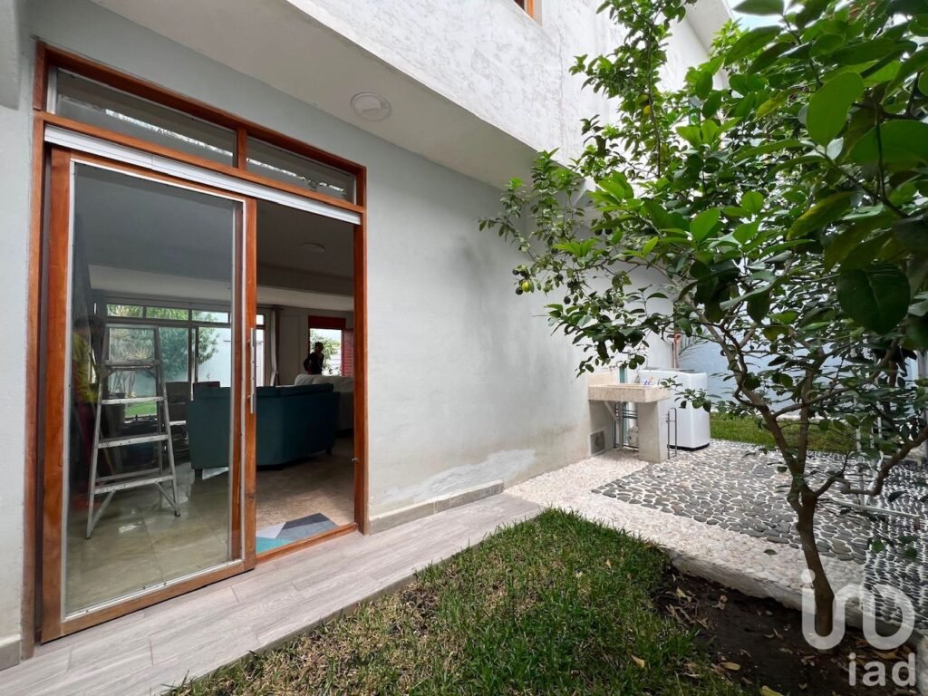 Casa en venta, a 5 minutos de plazas Galerías y Tulipanes en Cuernavaca