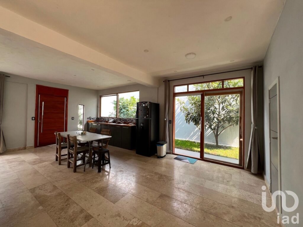 Casa en venta, a 5 minutos de plazas Galerías y Tulipanes en Cuernavaca