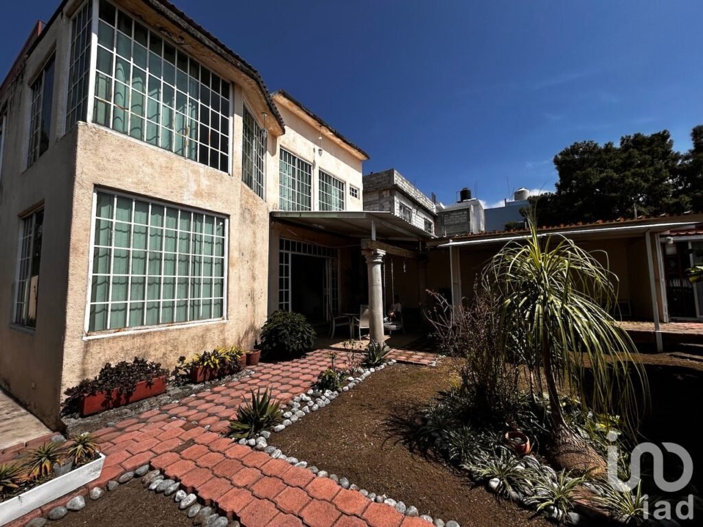 Casa en venta con 8 habitaciones y 2 bungalows en Ocotepec en Cuernavaca