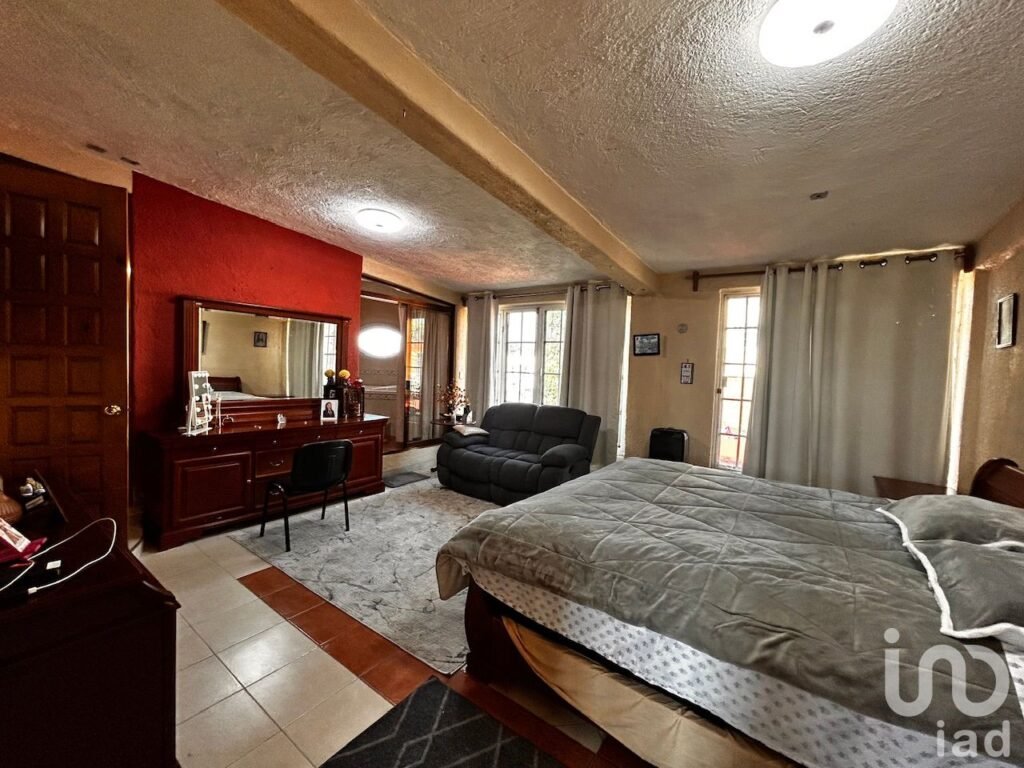 Casa en venta con 8 habitaciones y 2 bungalows en Ocotepec en Cuernavaca