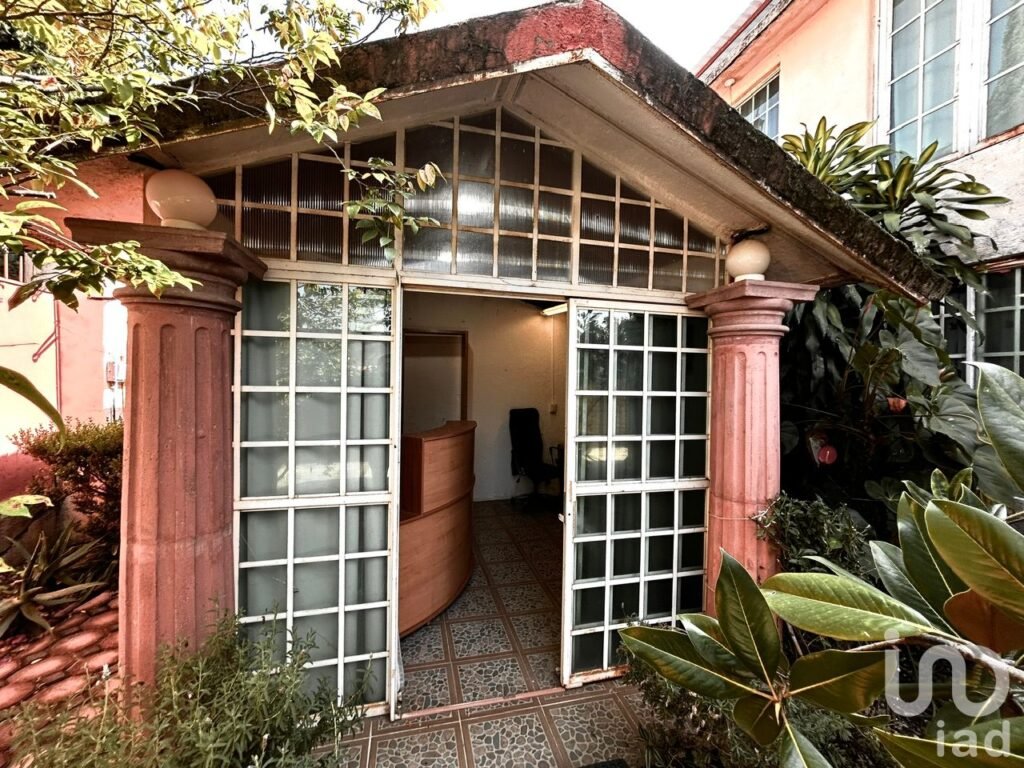 Casa en venta con 8 habitaciones y 2 bungalows en Ocotepec en Cuernavaca