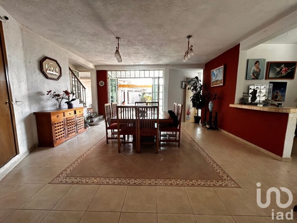 Casa en venta con 8 habitaciones y 2 bungalows en Ocotepec en Cuernavaca