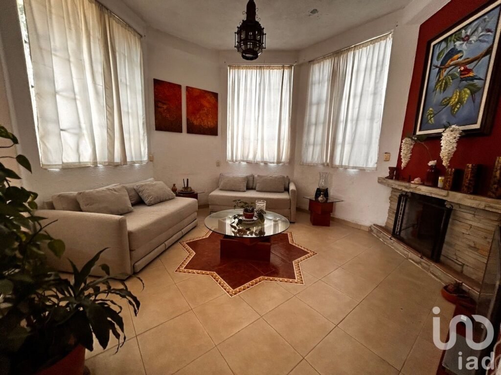 Casa en venta con 8 habitaciones y 2 bungalows en Ocotepec en Cuernavaca