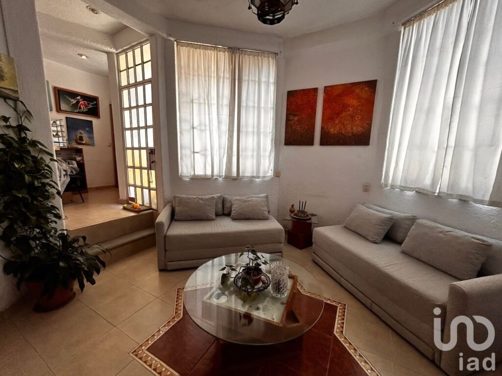 Casa en venta con 8 habitaciones y 2 bungalows en Ocotepec en Cuernavaca