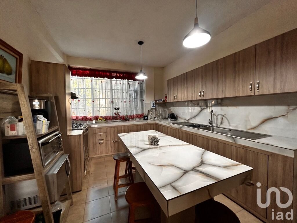 Casa en venta con 8 habitaciones y 2 bungalows en Ocotepec en Cuernavaca