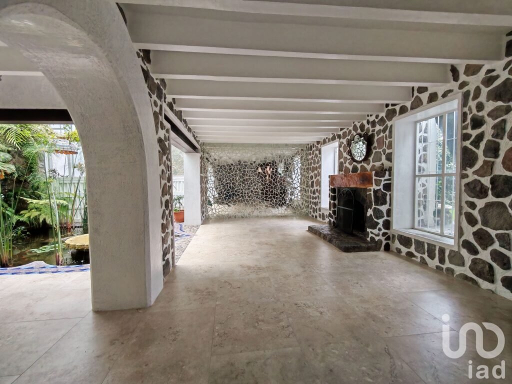 Casa en renta en Barrio San Francisco, privada con vigilancia y diseño arquitectónico