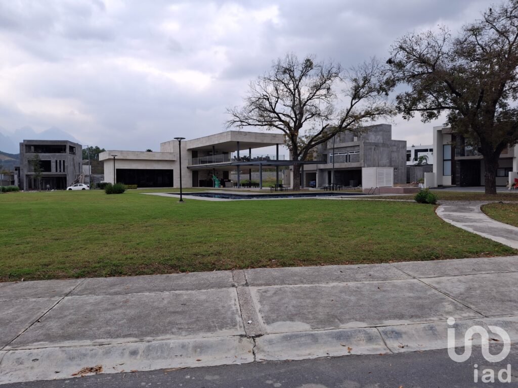 Terreno de 372 M2 en Venta. Zona Residencial con Amenidades, Servicios Subterráneos. Cerca del Barro