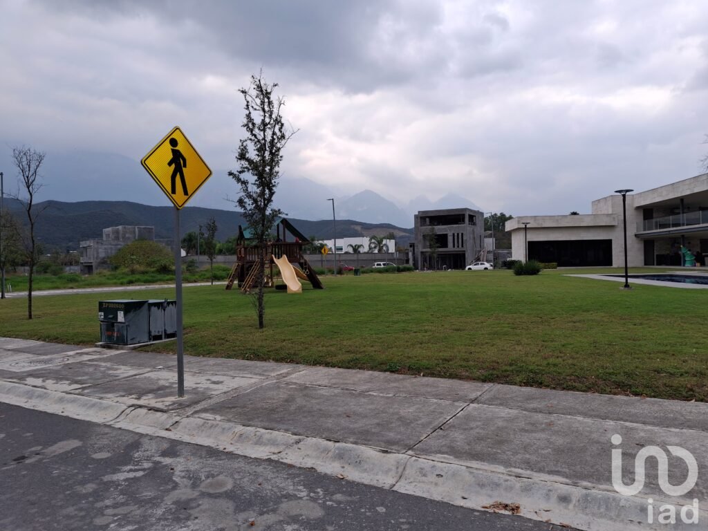 Terreno de 372 M2 en Venta. Zona Residencial con Amenidades, Servicios Subterráneos. Cerca del Barro