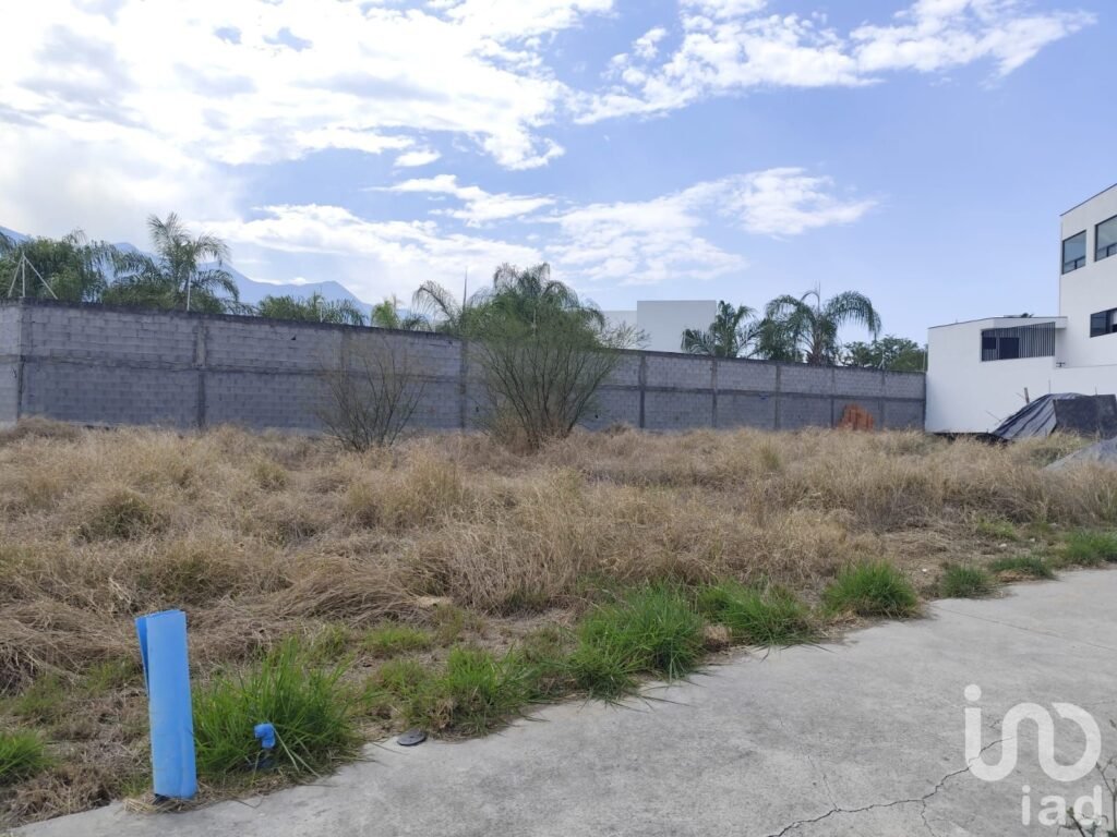 Terreno de 372 M2 en Venta. Zona Residencial con Amenidades, Servicios Subterráneos. Cerca del Barro