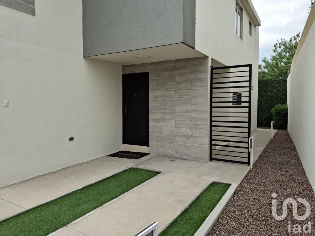 CASA VENTA, ZONA RESIDENCIAL Y EXCLUSIVA CON AMENIDADES TERRENO EXCEDENTE  $3,100,000