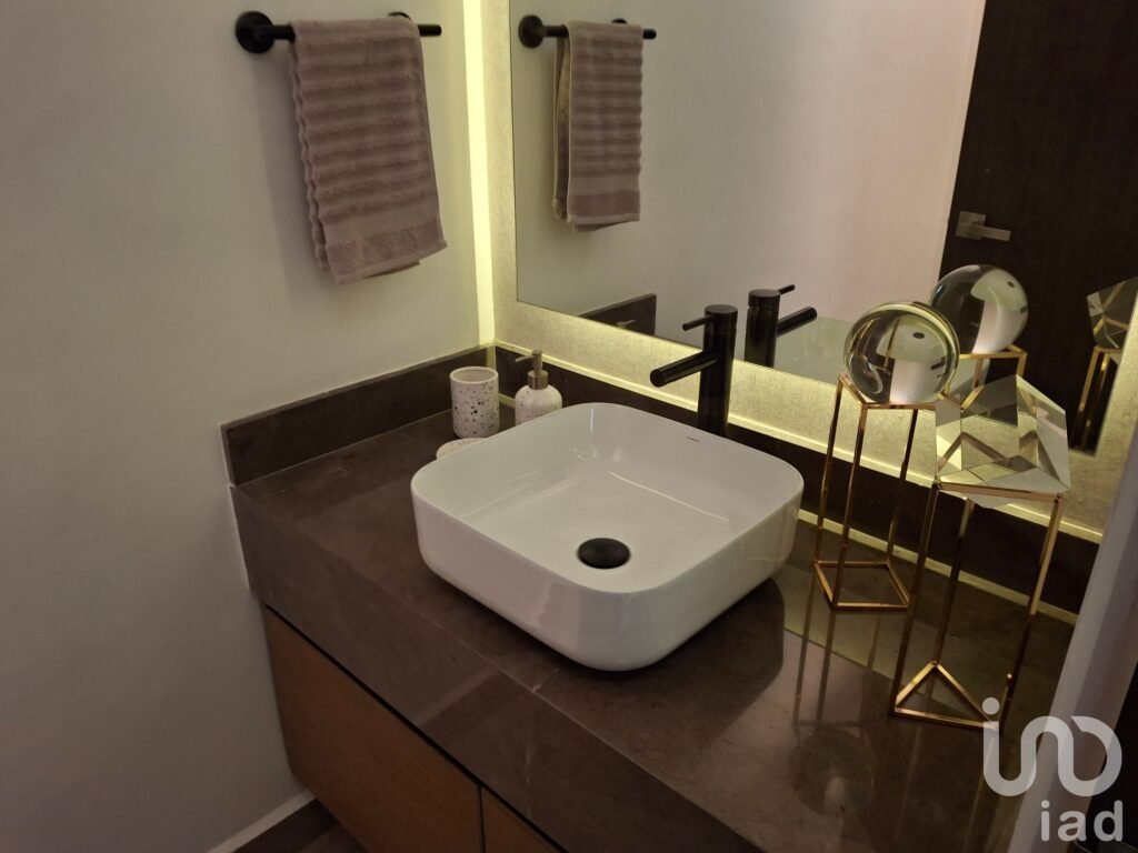 ¡Exclusiva casa con Lago Privado, Terraza y Vista a las Mitras! Certificación LEED. $7,625,000