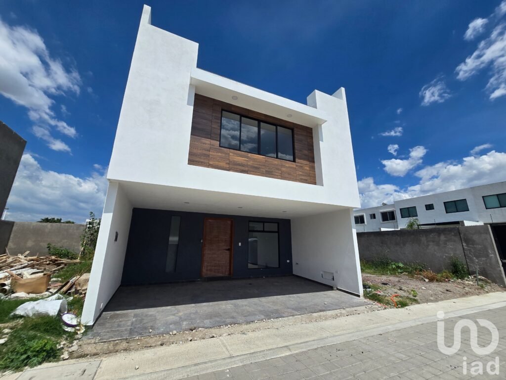 CASA EN VENTA EN SANTIAGO MOMOXPAN, SAN PEDRO CHOLULA | CERCA DE UDLAP, UVM, VOLKSWAGEN Y FINSA