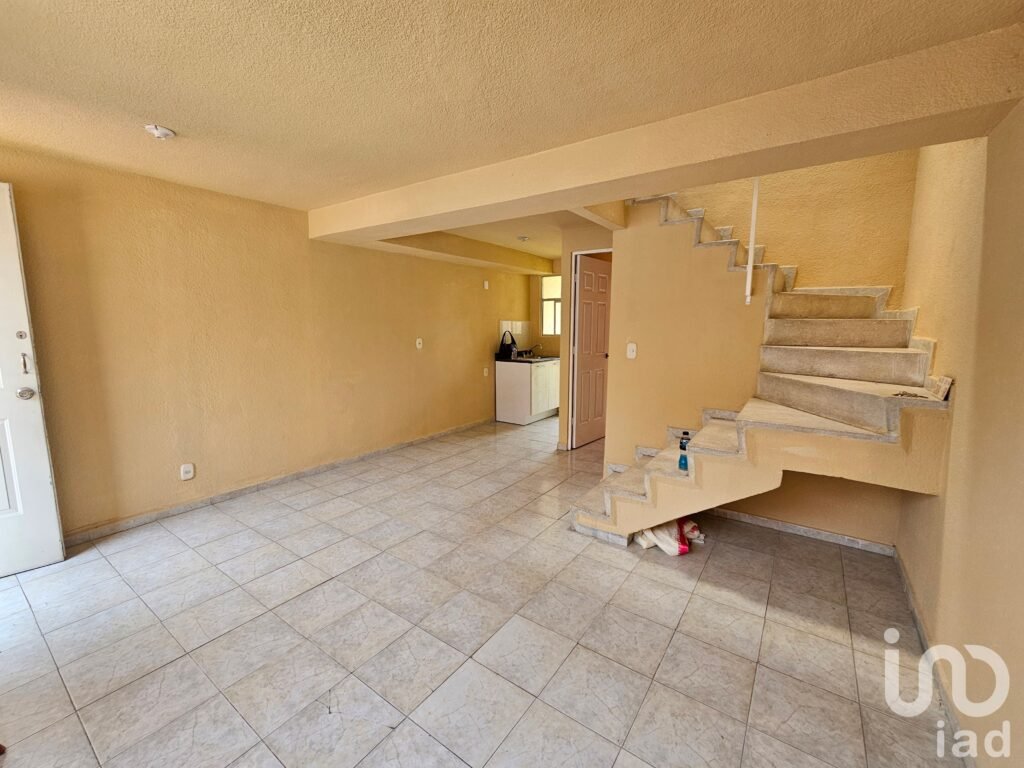 Casa en venta en Las Américas dentro de privada con acceso controlado y espacio para ampliar