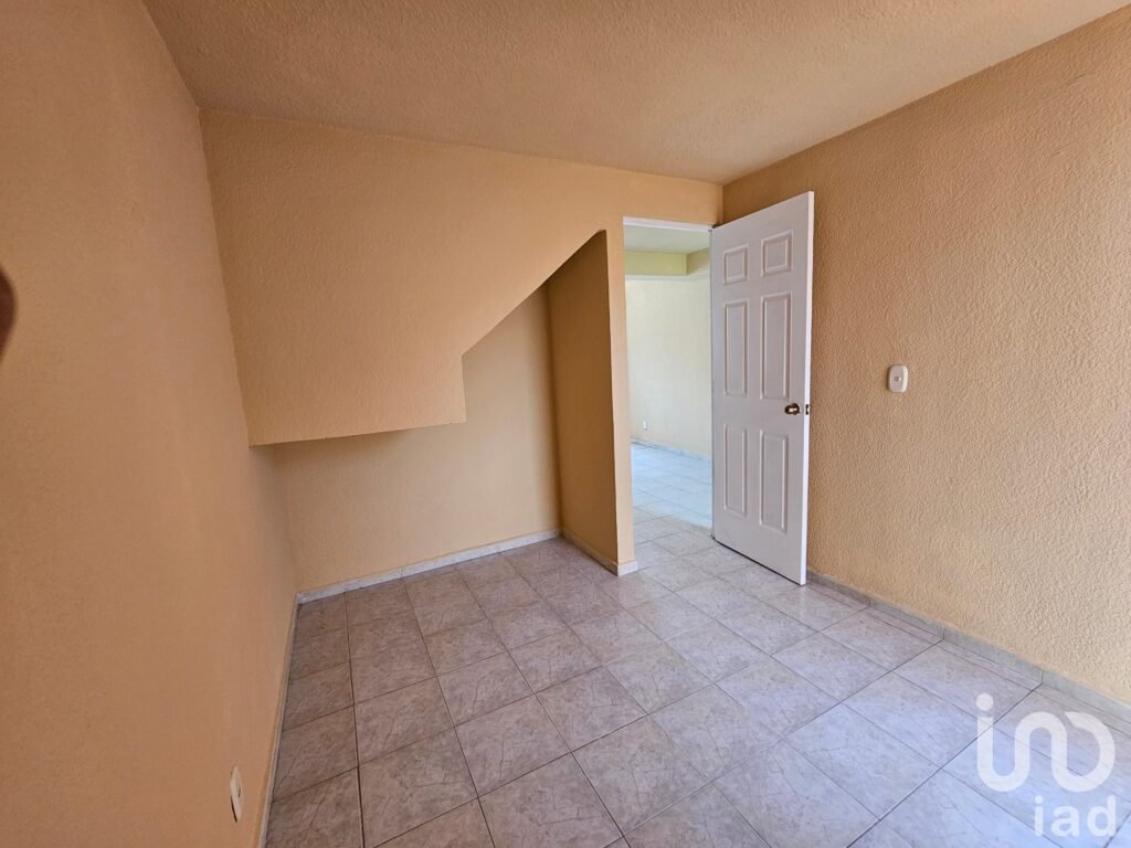 Casa en venta en Las Américas dentro de privada con acceso controlado y espacio para ampliar