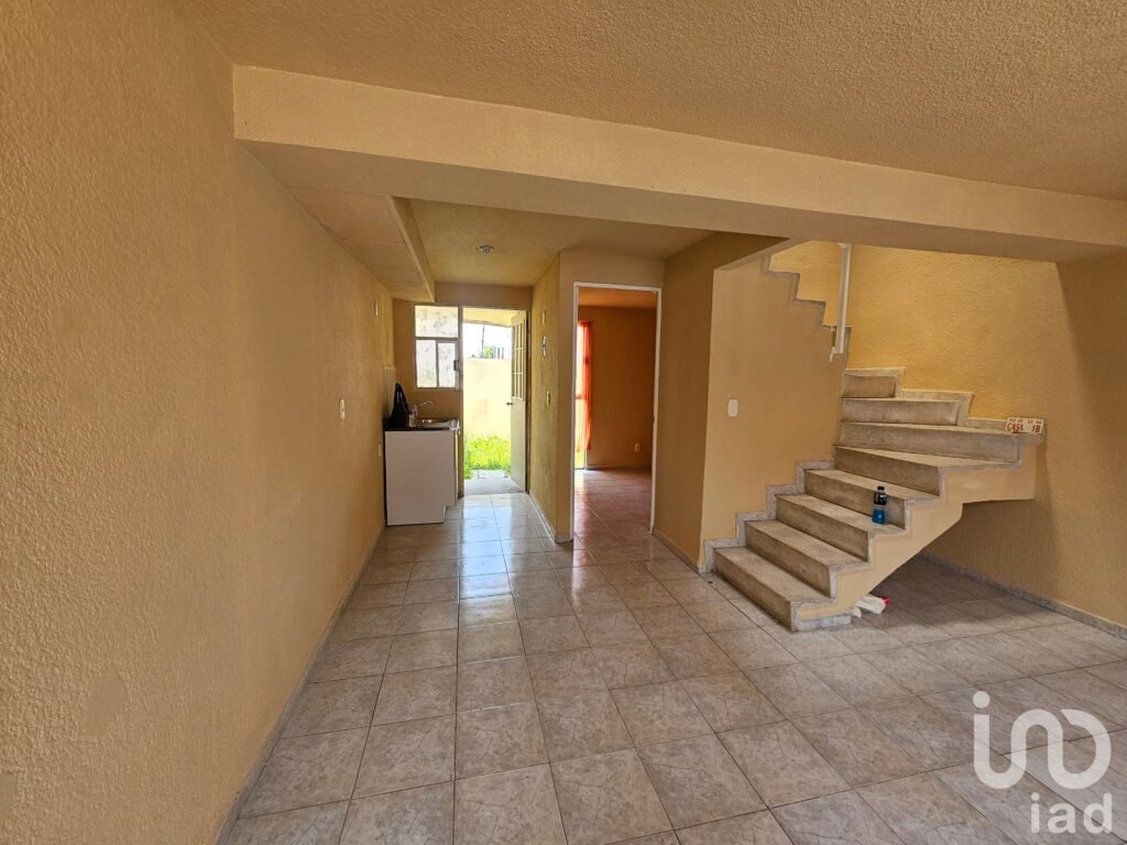 Casa en venta en Las Américas dentro de privada con acceso controlado y espacio para ampliar