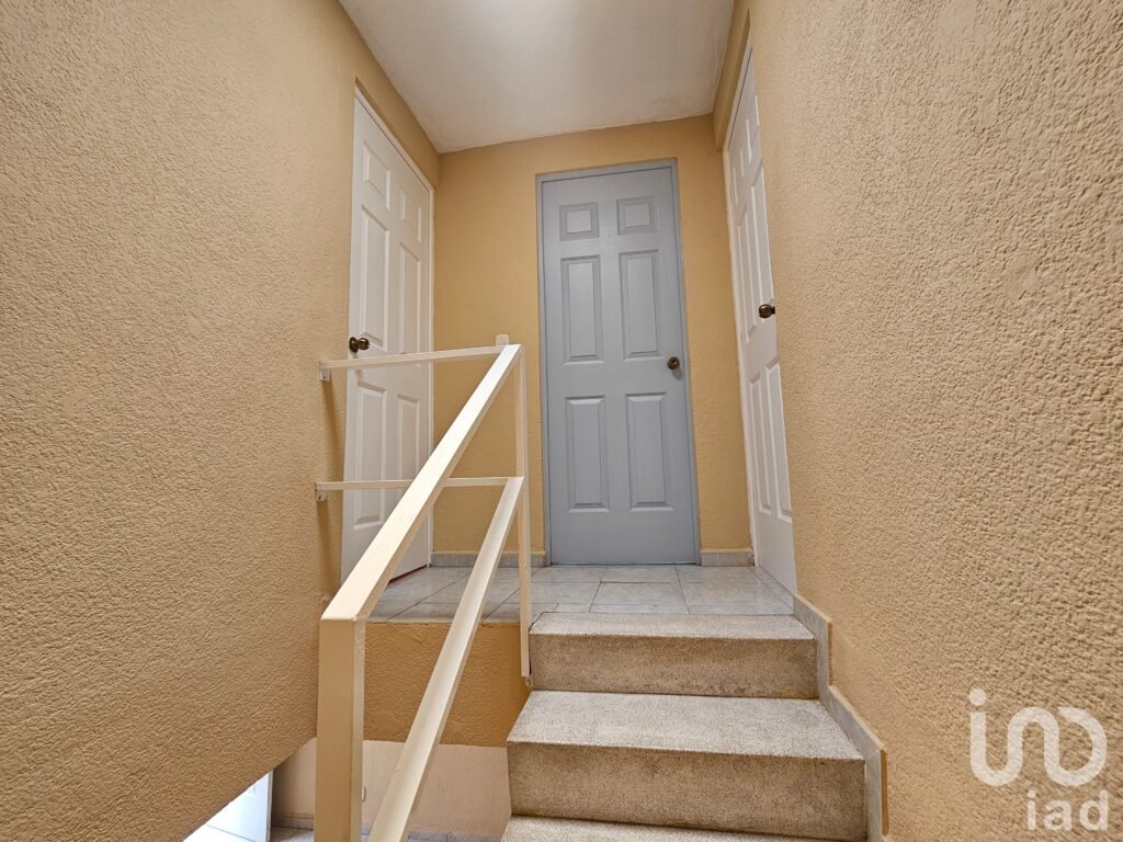 Casa en venta en Las Américas dentro de privada con acceso controlado y espacio para ampliar