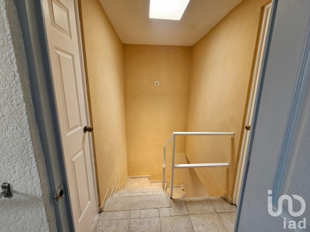 Casa en venta en Las Américas dentro de privada con acceso controlado y espacio para ampliar