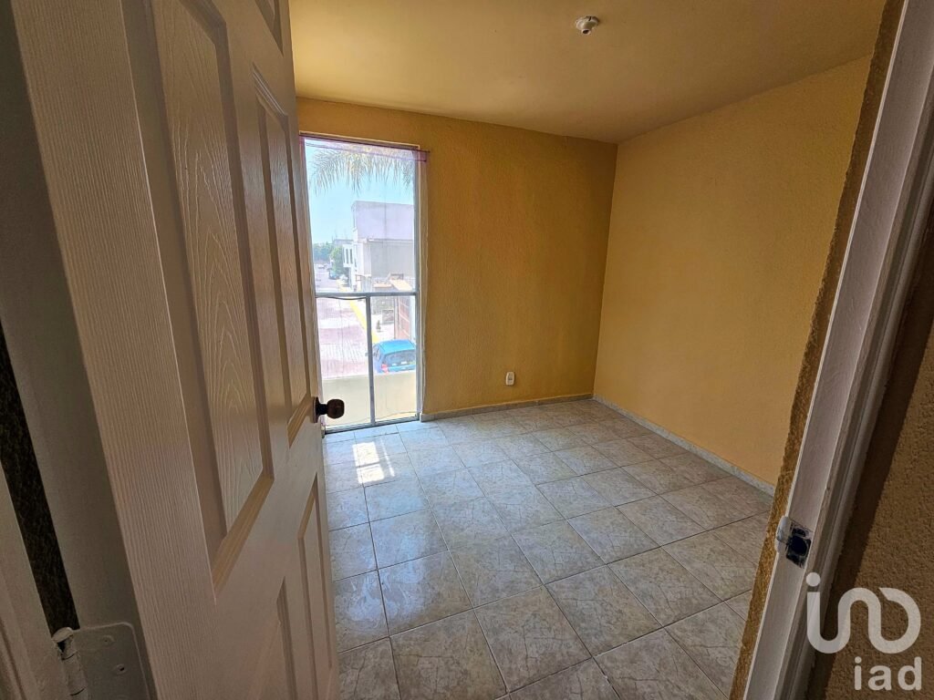 Casa en venta en Las Américas dentro de privada con acceso controlado y espacio para ampliar