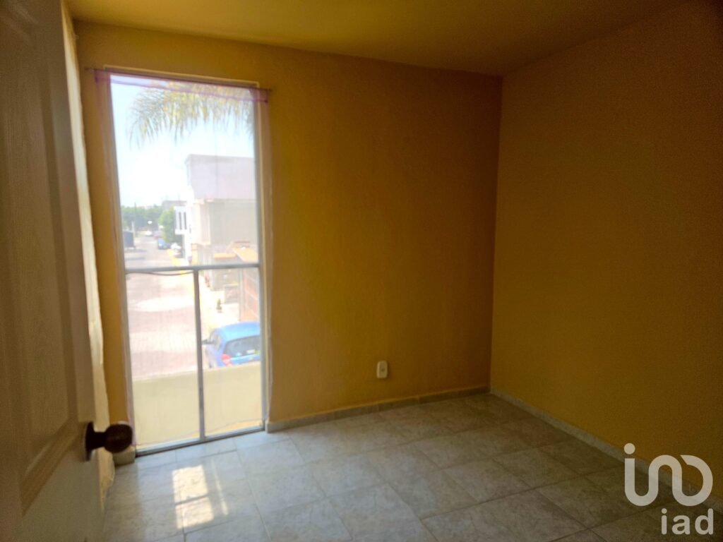 Casa en venta en Las Américas dentro de privada con acceso controlado y espacio para ampliar