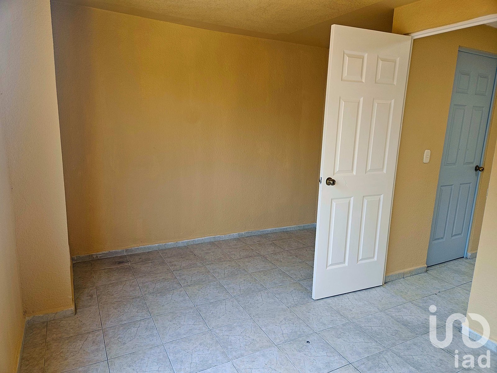 Casa en venta en Las Américas dentro de privada con acceso controlado y espacio para ampliar