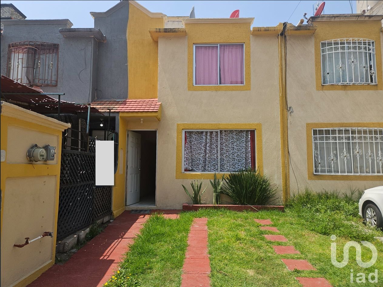 Casa en venta en Las Américas dentro de privada con acceso controlado y espacio para ampliar