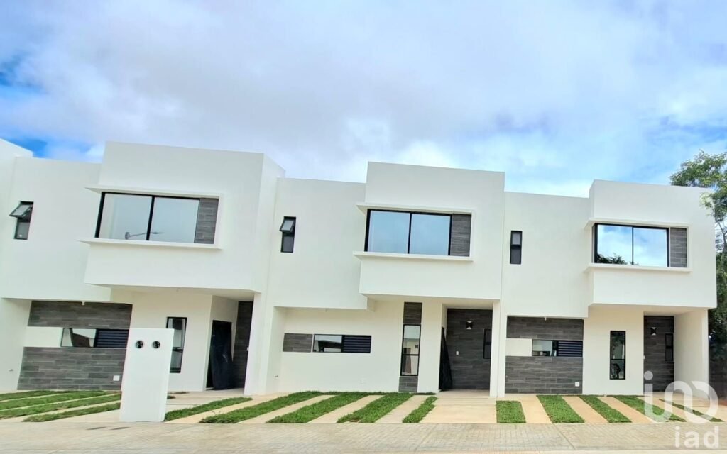 Casa en Venta, 3 Recamaras a unos pasos de Av. Huayacan, Cancún