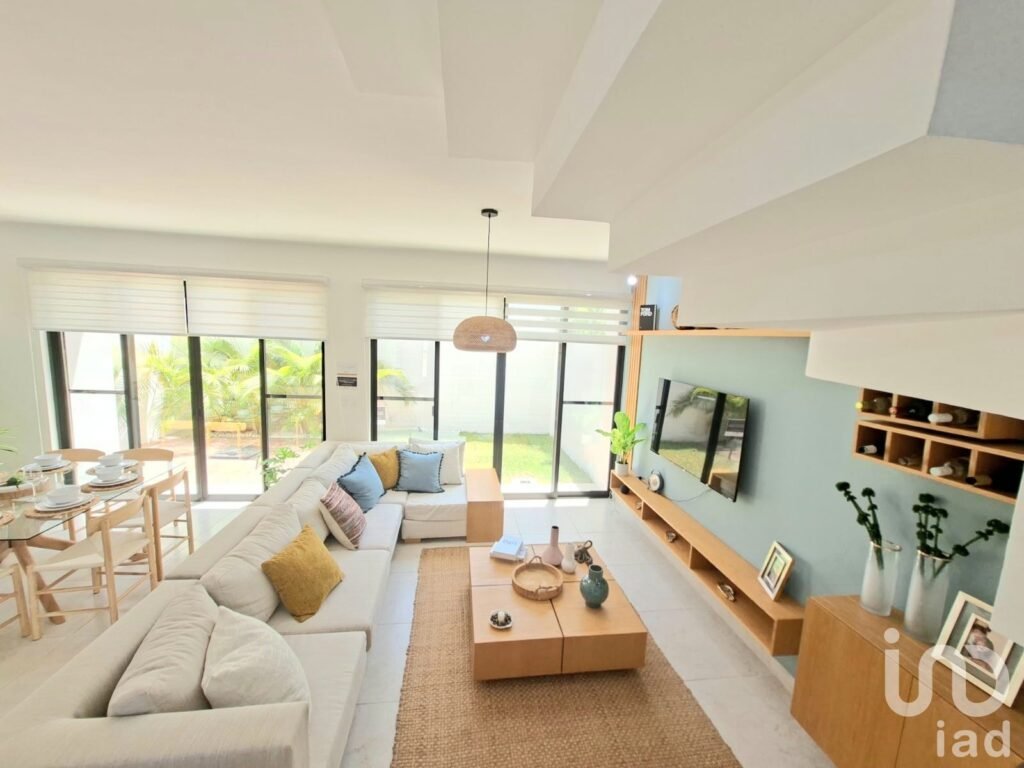 Casa en Venta, 3 Recamaras a unos pasos de Av. Huayacan, Cancún