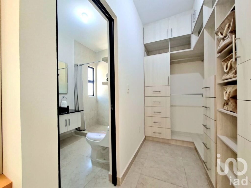 Casa en Venta, 3 Recamaras a unos pasos de Av. Huayacan, Cancún
