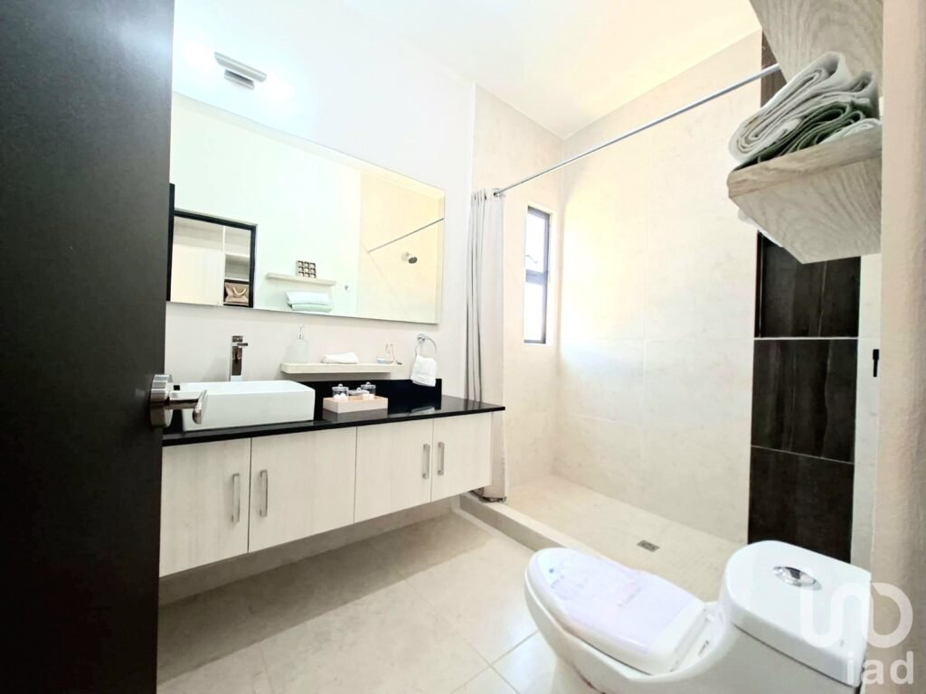 Casa en Venta, 3 Recamaras a unos pasos de Av. Huayacan, Cancún