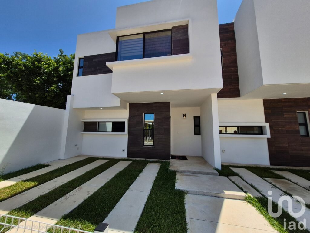 Casa en Venta en Zona Sur  | 3 Recámaras | Cerca de Av. Huayacán y Av. 135