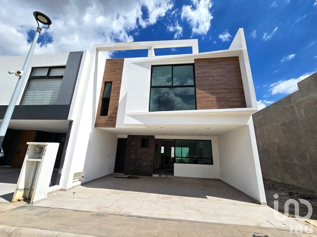 Casa en Venta con 4 Hab, Roof Garden en Residencial Privado con Alberca | Zona Volkswagen, Puebla