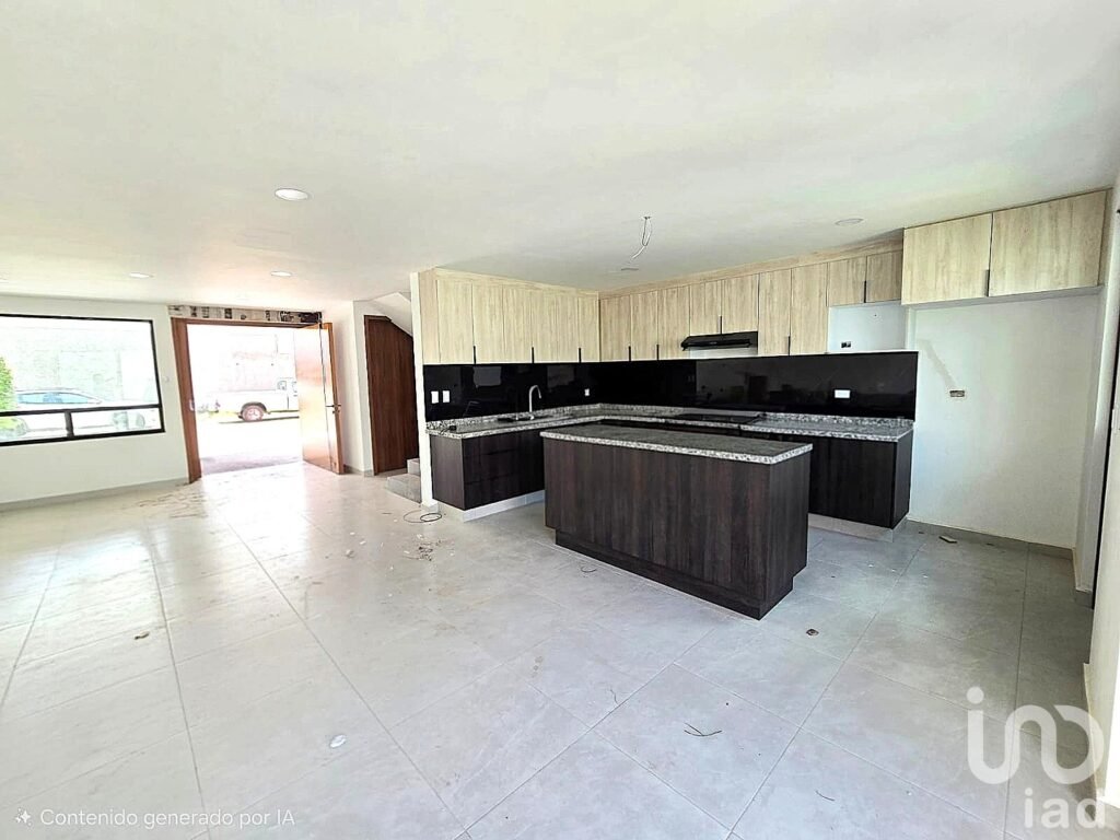 Casa en Venta con 4 Hab, Roof Garden en Residencial Privado con Alberca | Zona Volkswagen, Puebla