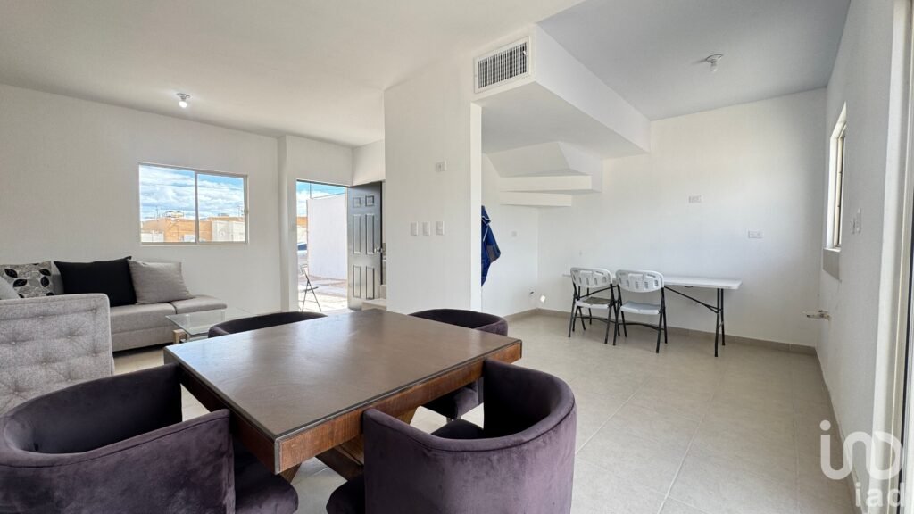 Casa de dos plantas con terreno excedente al ote. de la ciudad de Torreón