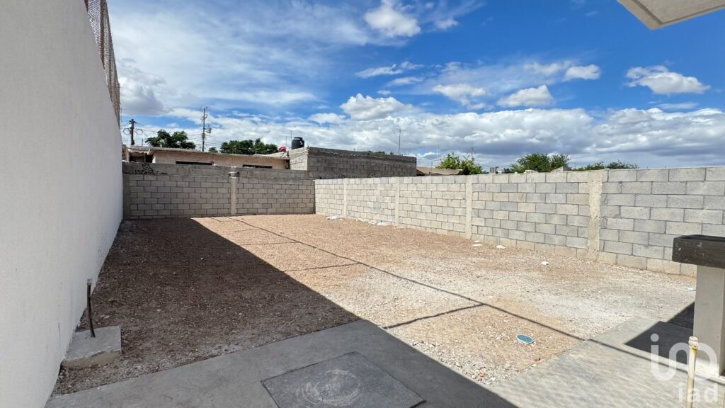 Casa de dos plantas con terreno excedente al ote. de la ciudad de Torreón