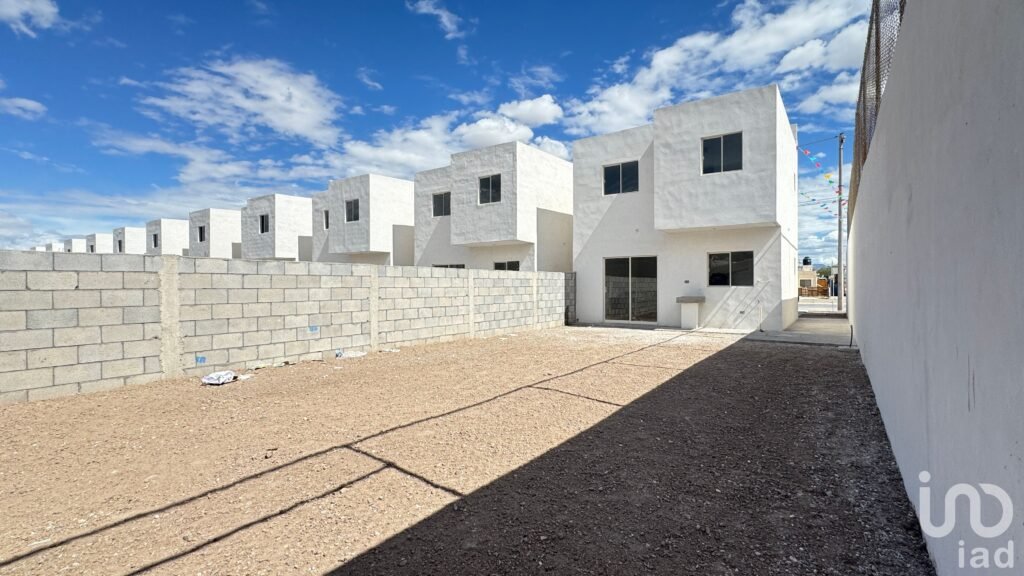 Casa de dos plantas con terreno excedente al ote. de la ciudad de Torreón