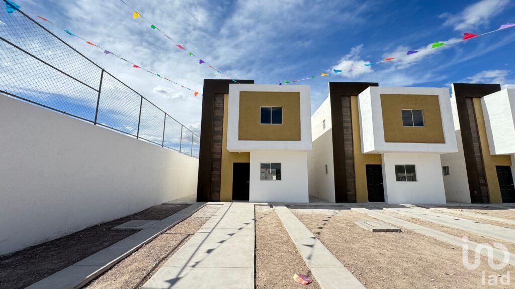 Casa de dos plantas con terreno excedente al ote. de la ciudad de Torreón