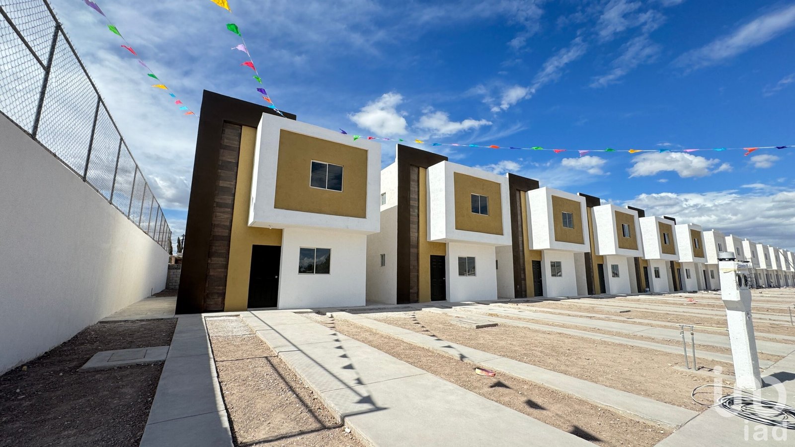 Casa de dos plantas con terreno excedente al ote. de la ciudad de Torreón