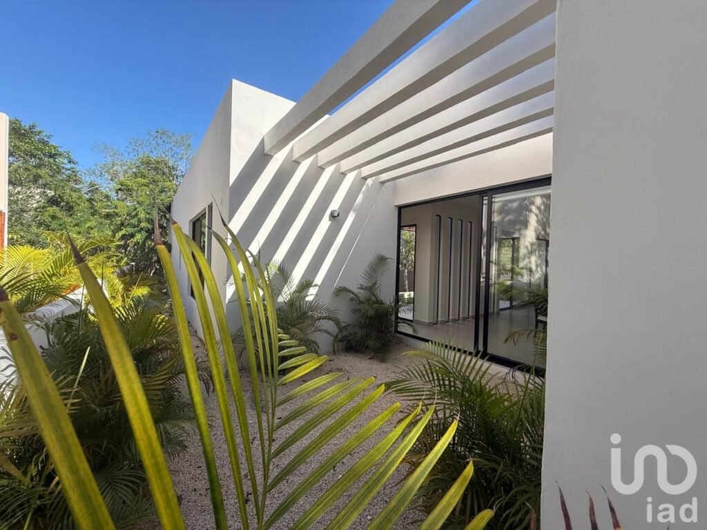 CASA EN RENTA EN AMARES RIVIERA MAYA FRENTE A LA PLAYA XPUHA , CENOTES PRIVADOS ,Y CON PANELES